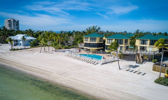 Marathon Villa | Beachfront Villa with Pool and Ocean Views - Sleeps 6