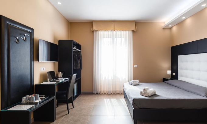 Vasto House | Convenient Stay at BH Napoli Railway with Breakfast Included