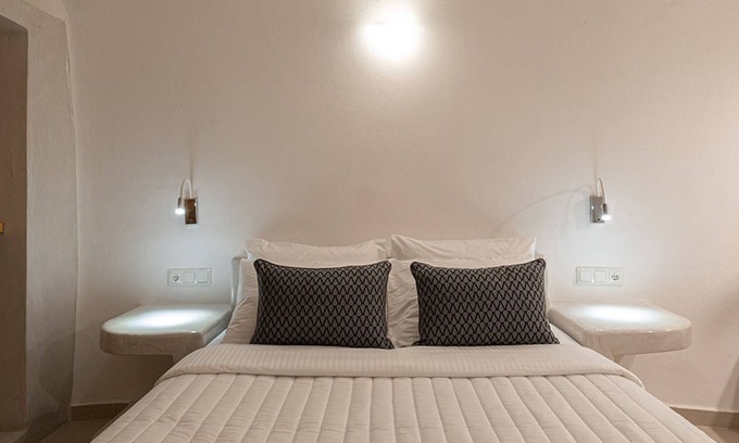 Karterados Apartment | Elegant Suite Santorini: Family-Friendly with Breakfast Included