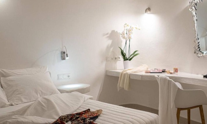 Karterados Apartment | Elegant Suite Santorini with Breakfast & Family-Friendly Perks