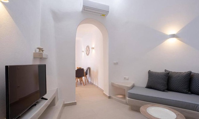 Karterados Apartment | Relaxing Suite Santorini with Breakfast and Family-Friendly Perks