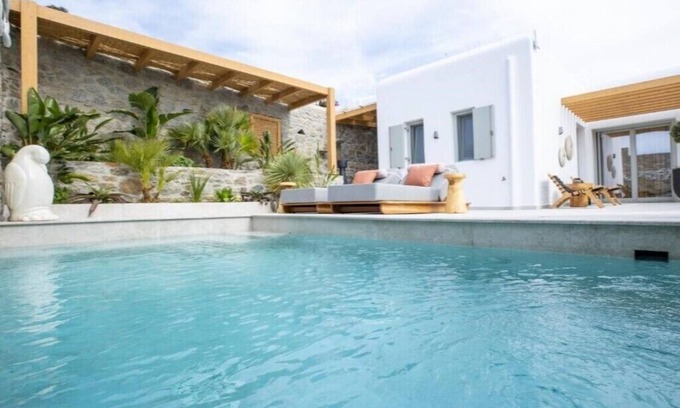 Glastros Apartment | Villa Mykonos: Relax by the Pool in a Family-Friendly Retreat
