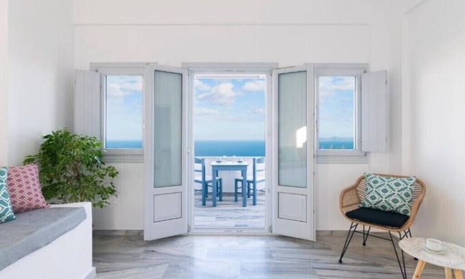 Firostefani Apartment | Elegant Suite Santorini: Family-Friendly with Breakfast Included