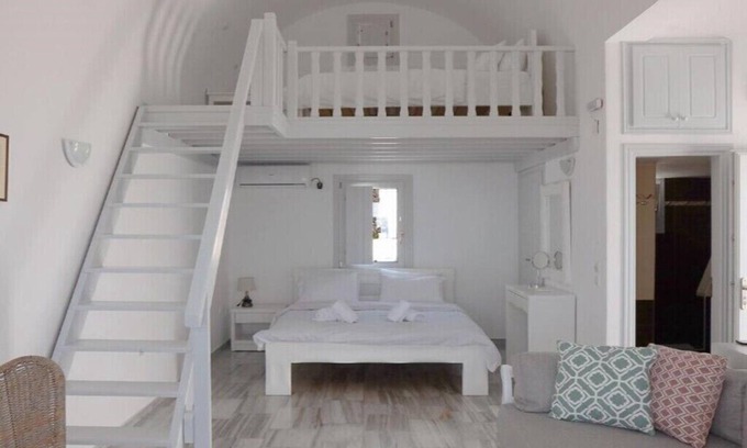 Kamari Apartment | Suite Santorini: Perfect Family Retreat with Kitchen & Breakfast
