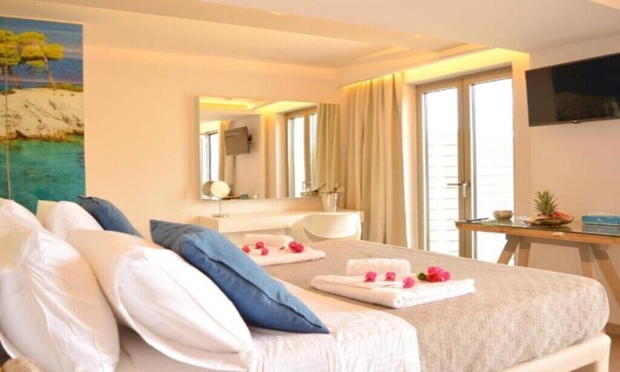 Punta Apartment | Ocean View Room in Skiathos with Breakfast Included