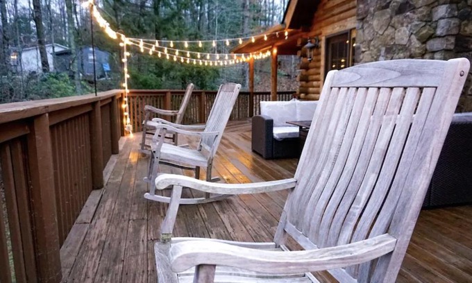 Fairview House | Cozy Bhattimore Cabin: Pet-Friendly Log Home Retreat