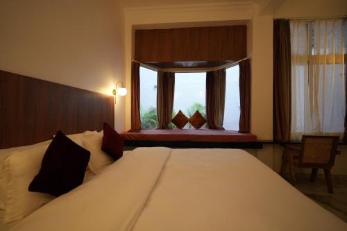 Bhopal Bed & Breakfast | Elegant Bhopal Lake Stays: Rated 9.4 with Great Amenities