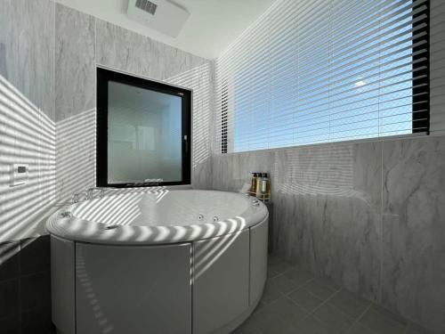 Hiroshima City Centre Apartment | Elegant Hotel Nekoyard: Scenic City View & Jacuzzi