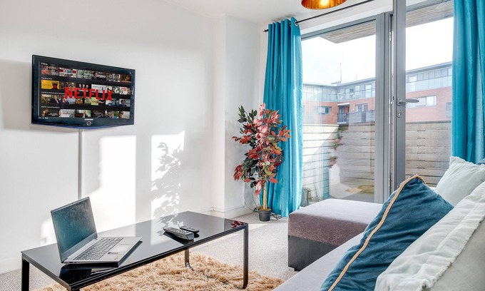 The Westside Apartment | Comfortable BHX Contractor Long Stay with Netflix & Parking