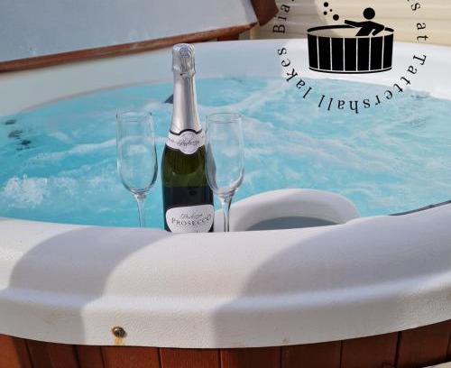 Tattershall Resort | Bianca and Marks 8 Berth Caravan with Hot Tub & Reviews 9/10