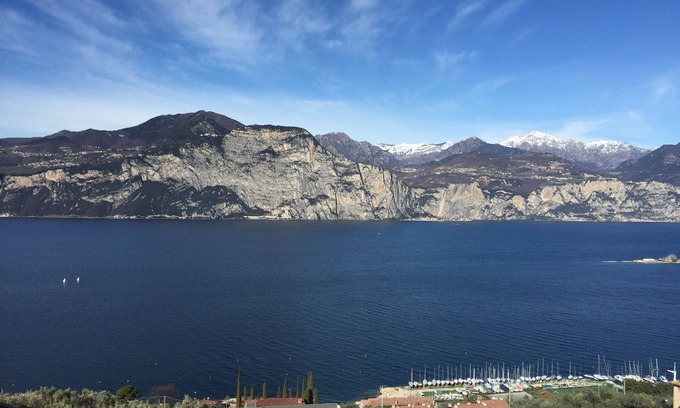 Castelletto House | Cozy Biancarosa Apartment with Scenic Lake View
