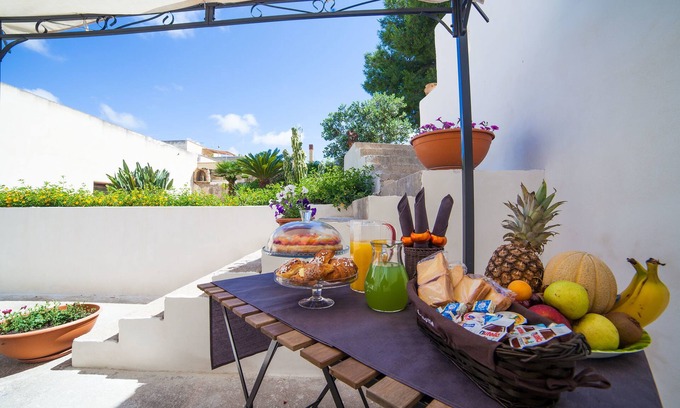 Rilievo Bed & Breakfast | Highly Rated B&B Bianco Sale with Breakfast & Family Amenities