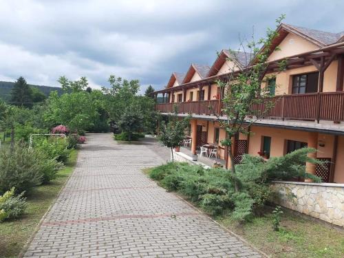 Bogacs Apartment | Bianka Apartmanház: Pet-Friendly Oasis with Breakfast Included
