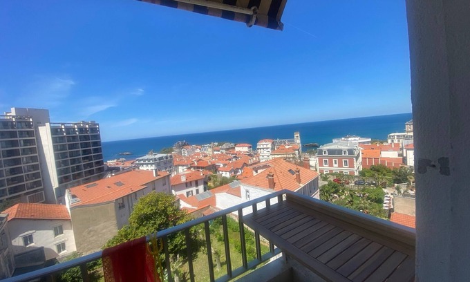 Biarritz City Centre Apartment | Serene Biarritz with Ocean Views and Family-Friendly Amenities