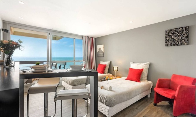 Behobie Apartment | Oceanfront Residence Victoria: Breathtaking Views Await