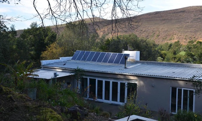 Barrydale House | Experience Bibi's Joy: Pet-Friendly Retreat with Hot Tub