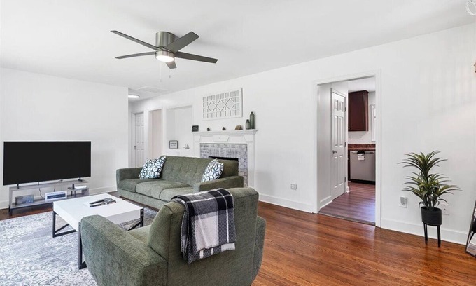 West Southern Pines House | Unwind at Bicycle Lane Bungalow: Spa & Pet-Friendly Retreat