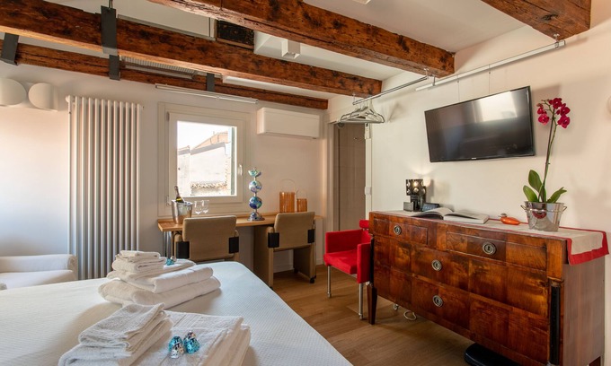 Castello Apartment | Oceanfront Biennale Gallery Suite with Spa & Breakfast
