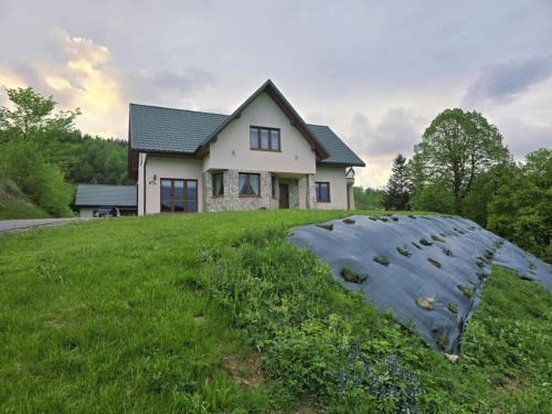 Bukowiec House | Discover Biesczadnik: Child-Friendly Getaway with Kitchen