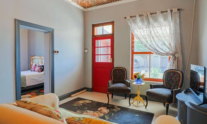 Kleinmond Cottage | Relaxing Oceanfront Getaway at Bietjie Sjiek Hotel