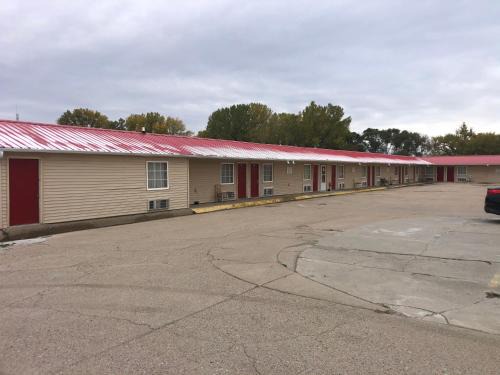 Broken Bow Hotel | Budget-Friendly BIG 12 MOTEL with Breakfast & Pet Access