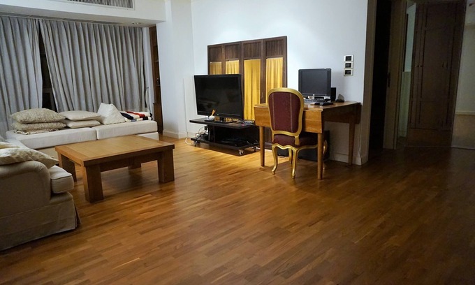 Ploenchit Apartment | Spacious 1Br Bangkok Unit with Pool, Gym & Breakfast Included