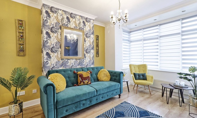 Westcliff-on-Sea House | Spacious 3-Bedroom Tropical Oasis with Oceanfront Views
