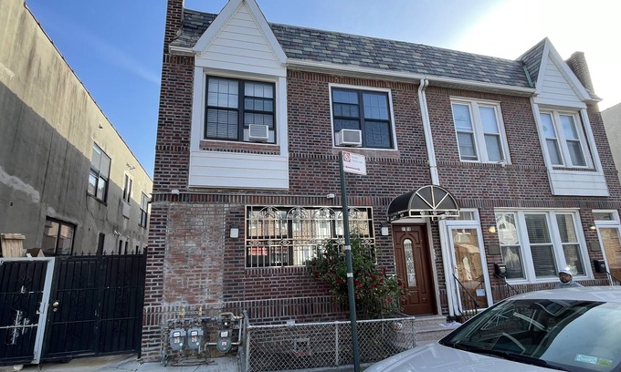 Ditmars Steinway Apartment | Spacious Big Apt in NYC - Perfect for Families