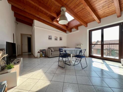 Acquabella Apartment | Pet-Friendly Elegance at BIG Attico Goldoni by Duomo