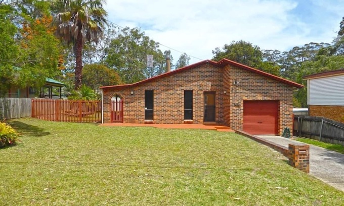 Callala Bay House | Relaxing Retreat with BBQ, Spa Bath & Ocean Views