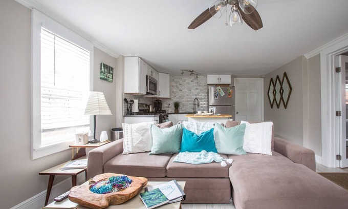 Central Carrollton Association Apartment | Discover Big Blue in the Big Easy: 10/10 Guest Rated Escape
