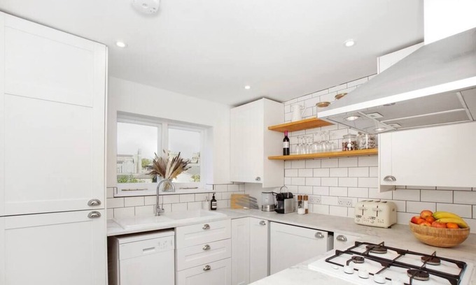 Mile End Apartment | Cozy Apartment Steps from Mile End Station & Victoria Park