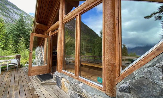 Hoyanger Cabin | Cozy Big Cabin with Sognefjord Views & Pet-Friendly Perks