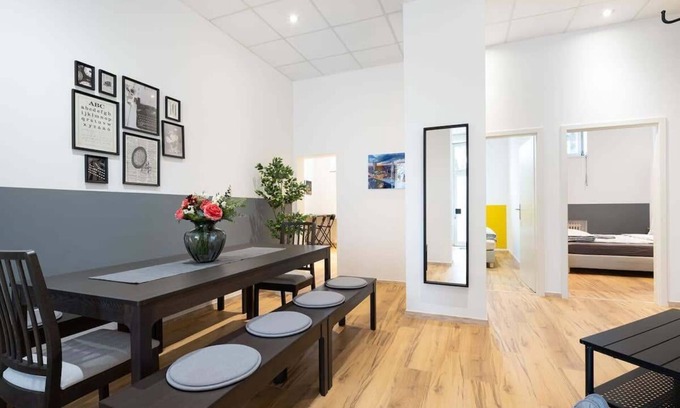 Neuhausen Apartment | Spacious Central Apartment Near Rotkreuzplatz for 12 Guests