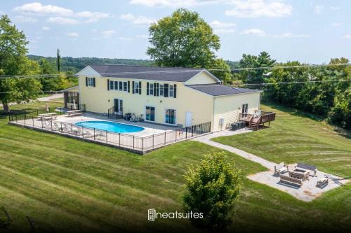 Jonesville House | Spacious Family Lodge with Pool near ARK - Sleeps 16