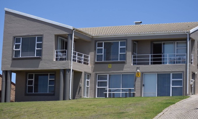 Wavecrest House | Modern Family Retreat with Spa and Hot Tub in JBay