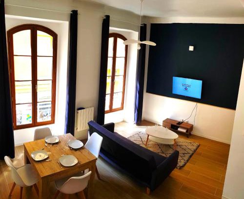 Jean-Medecin Apartment | Spacious Flat Steps from the Beach with Pet-Friendly Perks