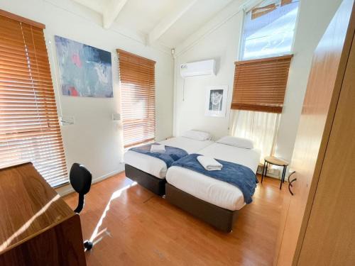 Westbourne Park House | Ideal Group Retreat with Pool and 15 Beds for Families