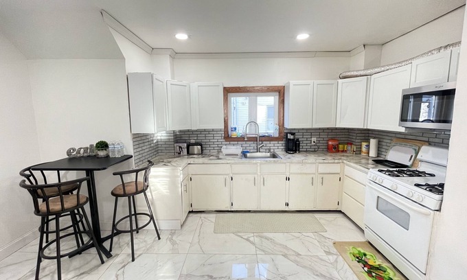 Everett House | Perfect Retreat for Big Groups - Child Friendly & Cozy Home