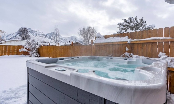 Hillcrest House | Comfortable Home with Hot Tub & Netflix Near Ski Resort