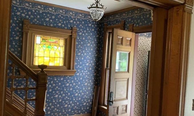 West Washington House | Inviting Big House Downtown with Family-Friendly Amenities