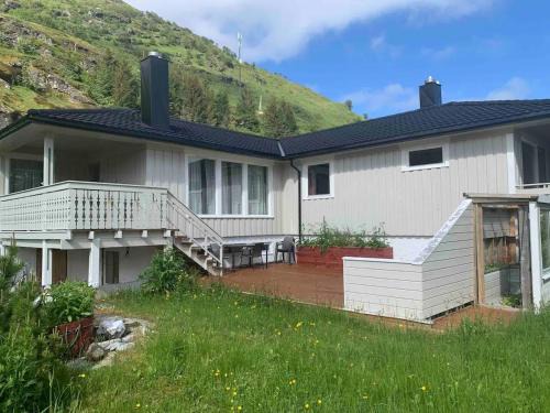 Flakstad House | Inviting Retreat in Beautiful Napp, Lofoten - Family Friendly