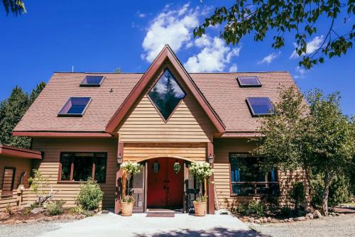Cle Elum House | Big House Lodge - Peaceful Retreat with Spa & Hot Tub