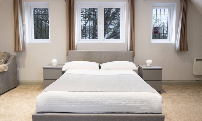 Sutton House | Modern Loft Retreat in Cheam Village with Spa & Hot Tub