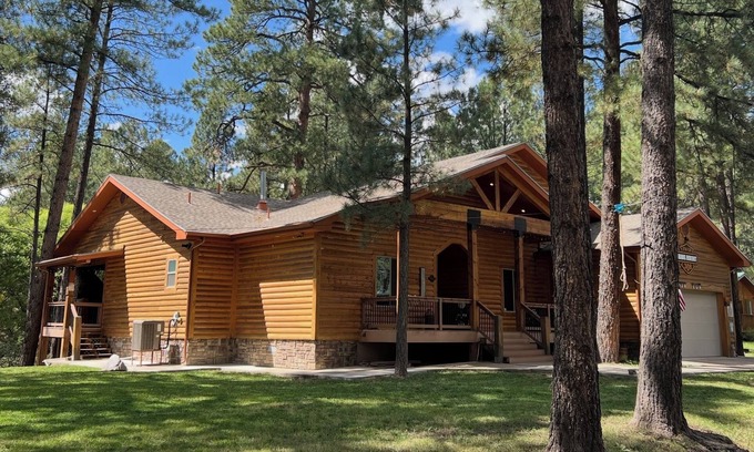 Ruidoso Cabin | Inviting Log Cabin with Hot Tub & Deck Overlooking Cedar Creek
