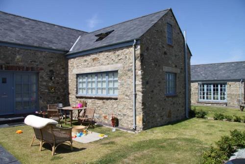 Llanfaethlu House | Experience Big Moo: Oceanfront & Pet-Friendly Retreat