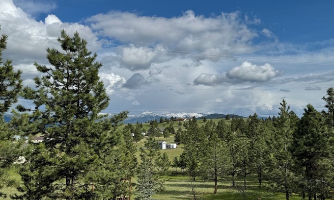 Montana City House | Big Mountain Retreat – 6BR, Game Room, Peloton, Deck, Views – South Helena