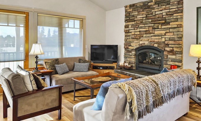 Sisters Condo | Mountain View Condo with Pool & Hot Tub in Sisters