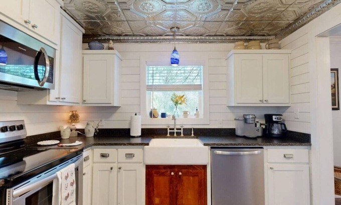 Wellborn Apartment | Big Oak Farmhouse - Countryside Retreat
