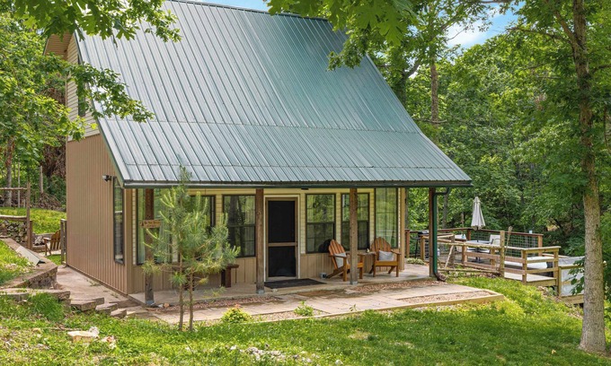 Rogers Cottage | Unwind at Big Pine Holler Cabin with Hot Tub & Spa